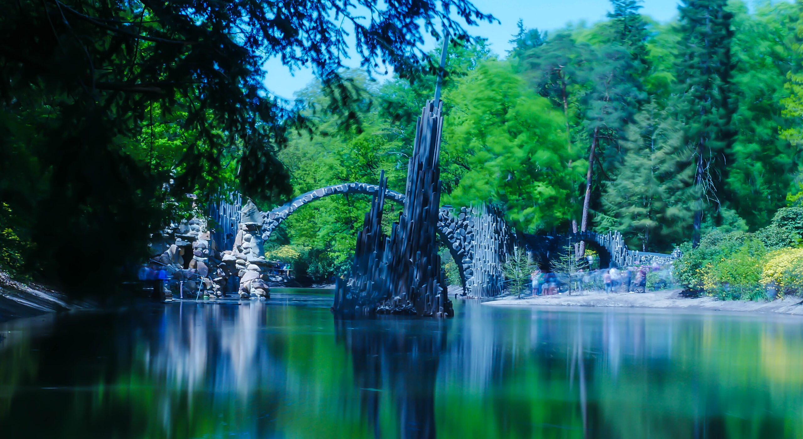 Teufelsstele im Rhododendronpark mit Rakotzbrücke